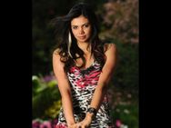 ரங்கீலாவுக்கு ஊர்மிளா.. கோல்புக்கு ஷர்மிளா.. அழகால் உதைக்கும் சோலோ!