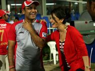 கண்ணாடி போட்ட ஷேவாக்கு.. கீறாருப்பா நல்லா ஷோக்கா.. ரன்தான் எடுக்க மாட்டேங்குறாரு!