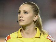 வாயில் விசிலுடன் வசீகரிக்கும் பிரேசில் பெண் கால்பந்து நடுவர் உலியானா...!