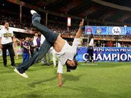 ஐபிஎல் கோப்பையை வென்ற கேகேஆர்: தைய்யா தக தைய்யான்னு ஆடிய ஷாருக்கான்