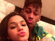 பிரேசில் அணியின் 'பிளேபாய்' நெய்மர்.. பின்னால் சுற்றும் இளம் பெண்கள்...