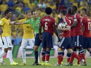 உலக கோப்பை கால்பந்து: அடித்துக்கொள்ளும் வீரர்கள்.. வேடிக்கை பார்க்கும் நடுவர்கள்..