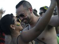 வெளிநாட்டு ரசிகர்களைத் தேடித் தேடிப் போய் மனதைப் பறி கொடுத்த பிரேசில் பெண்கள்!