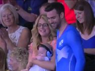 போட்டியில் தோற்ற கையோடு காதலியிடம் மண்டியிட்டு 'புரபோஸ்' செய்து 'லந்தை'க் கொடுத்த ஸ்காட்லாந்து வீரர்