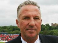 இயன் போத்தம் டுவிட்டர் பக்கத்தில் நிர்வாணப்படம்… நன்றி சொன்ன ஆல்ரவுண்டர்