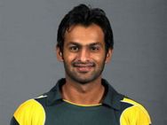 டோணியும், பாக். கேப்டன் மிஸ்பாவும் எப்படி ஒன்றாவார்கள்?.. கேட்கிறார் சானியா வீட்டுக்காரர்!