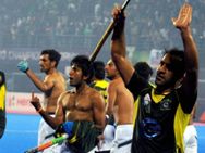 சாம்பியன்ஸ் டிராபி ஹாக்கி போட்டியில் இந்தியாவை வீழ்த்திய பாக். வீரர்கள் நடுவிரலை காட்டி திமிர்தனம்