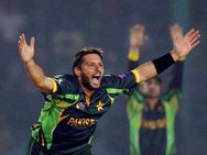 டின்னர் சாப்பிட்டு முடிக்க முக்கால் மணி நேரம் லேட்.. அப்ரிடி உட்பட 8 பாக். வீரர்களுக்கு அபராதம்!