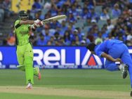 இந்தியாவிடம் தோற்ற கோபம்.. தொலைக்காட்சி பெட்டிகளை தெருவில் போட்டு உடைத்த பாக். ரசிகர்கள்!