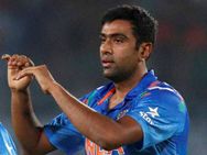 உமேஷ் யாதவ் வீசிய பந்தில் அஸ்வின் கையில் காயம்.. ஐஸ் ஒத்தடம் கொடுத்து ஆறுதல்!