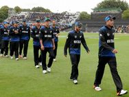 வெற்றி பெற வேண்டிய இக்கட்டில் இங்கிலாந்து.. அடுத்த சுற்று ஆசையில் நியூசிலாந்து - நாளை மோதல்!!