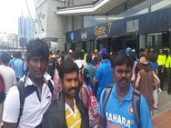 ஒரு பக்கம் 'கடவுள்', மறுபக்கம் ரசிகர்களின் ஊக்குவிப்பு: கலக்கிய இந்தியா!