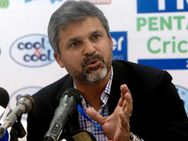 பாகிஸ்தான் தோத்துகிட்டு இருக்கும்போது பார்ட்டி ஒரு கேடா? மொயின்கான் வீட்டுமுன்பு ரசிகர்கள் போராட்டம்