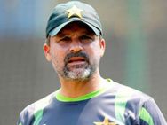 சூதாட்ட விடுதிக்கு சென்ற தேர்வு குழு தலைவர் மொயின்கான்! பாக். கிரிக்கெட் வாரியம் விசாரணை