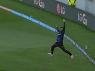 ஓங்கி அடித்தவரை ஒற்றை கையில் பிடித்த வெட்டோரி..வைரலாகும் போட்டோ!