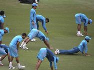 அரையிறுதியில் ஆஸ்திரேலியாவை சமாளிக்க டென்னிஸ் ராக்கெட்டுடன் பயிற்சிக்கு வந்த டோணி!