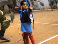 ”அம்பு” சைஸில் இருந்துகொண்டு வில்வித்தையில் கலக்கும் 2 வயசு “டாலி”!