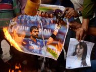 இந்திய அணி தோல்வி... ஏமாற்றத்தில் போஸ்டர்களை எரித்து, டிவிப் பெட்டிகளை உடைத்த ரசிகர்கள்!