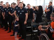 இறுதிப் போட்டிக்காக ஆஸ்திரேலியா போய் தோற்றுத் திரும்பிய நியூசிலாந்துக்கு ரசிகர்கள் உற்சாக வரவேற்பு