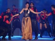 பூ ‘மழை’ தூவ... தாமதமாக... கோலாகலமாக துவங்கியது ஐபிஎல் துவக்க விழா!