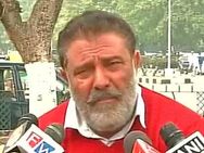 டோணிக்கு நாங்க இருக்கோம்: யோக்ராஜை ட்விட்டரில் வறுத்தெடுக்கும் ரசிகர்கள்