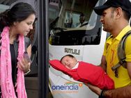 சின்னசாமி ஸ்டேடியத்தில் டோணி மகளின் சின்ன பாதம் பட்டது! பாசக்கார பய சார் இந்த டோணி..