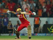 பெங்களூர் அணியை வெற்றி பெறச் செய்த ஹைதராபாத் கேப்டன் வார்னரின் 'பெரும் தவறு'!