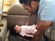 மகள் ஜிவாவை வகை, வகையாக போட்டோ எடுத்து வெளியிட்ட டோணி