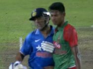 ரன் ஓடும்போது பவுலரை இடித்த டோணிக்கு அபராதம்.. தடையில் இருந்து தப்பினார்!