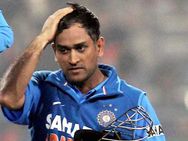 பி.சி.சி.ஐ.- யின் விதிமுறையை மீறியதாக புகார்.. தோனியிடம் விசாரிக்க 3 பேர் கமிட்டி நியமனம்..