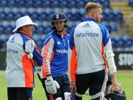 அனல் பறக்கும் ஆஷஸ் 'கிரிக்கெட் போர்' ஆரம்பித்தது! இங்கிலாந்து முதலில் பேட்டிங்