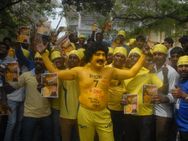 சேப்பாக்கம் ஸ்டேடியத்திற்கு அருகே சென்னை சூப்பர் கிங்ஸுக்காக போராடிய 