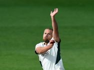 முதல் 3 பந்தில் ஹாட்ரிக் விக்கெட் வீழ்த்தி அசத்திய இங்கிலாந்து பந்து வீச்சாளர் ஜோ