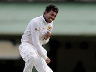 முதல் டெஸ்ட இப்படிதான் ஜெயிச்சீங்களா? பந்தை எறிவதாக இலங்கை பந்து வீச்சாளர் மீது புகார்