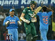 தனியாக போராடி தென் ஆப்பிரிக்காவை வீழ்த்தினாலும், அணிக்கு வெற்றியை அர்ப்பணம் செய்த பாசக்கார டோணி!