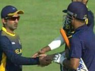 உள்ளூர் கிரிக்கெட் போட்டியில் டோணியுடன் கை குலுக்குவதை தவிர்த்தாரா கம்பீர்?