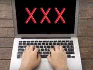 கிரிக்கெட் போட்டியின்போது ஸ்டேடியத்தில் லேப்டாப்பில் ஆபாச படம் பார்த்த பத்திரிகையாளர்