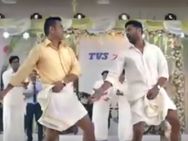 வேட்டி வரிஞ்சுக் கட்டு.. பாட்டைப் பொளந்து கட்டு... டோணியின் குத்தாட்டம்.. நம்ம ஊரு வண்டிக்காக!