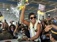 டொம்மென்று விழுந்த துருப்பிடிச்ச லைட் போஸ்ட்.. தப்பினார் ரொனால்டின்ஹோ.. கேரளாவில் பரபரப்பு