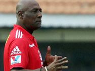 பாகிஸ்தான் அணிக்கு 'பேஷா' பயிற்சி தரலாமே.. ரிச்சர்ட்ஸ்