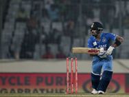 நடுவரை நோக்கி பேட்டை காண்பித்த கோஹ்லி.. ஊதியத்தில் 30 சதவீதம் அபராதம் விதித்த ஐசிசி