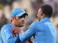 டோணியின் சட்டை காலரை பிடித்து இழுத்த பிராவோ: தீயாக பரவும் போட்டோ