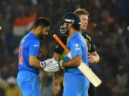 கோஹ்லிக்கு ஷொட்டு வைத்த கையால், ரோகித், தவானுக்கு குட்டு வைத்த டோணி!