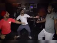 கெய்லுக்கு 'பல்லே பல்லே' கற்றுக் கொடுத்த கோஹ்லி, மந்தீப் சிங்