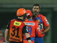 வார்னரிடம் வாலாட்டி வாங்கி கட்டிய பிரவீன்குமார்! அனல் பறந்த டெல்லி மைதானம்