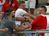 இங்கிலாந்து-ரஷ்யா கால்பந்து ரசிகர்கள் பயங்கர மோதல்.. யூரோ தொடரிலிருந்து அணிகளை நீக்க வாய்ப்பு