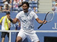 டோணி க்ளவுசைவிட, லியாண்டர் பயஸ் டென்னிஸ் ராக்கெட்டுக்கு ஏலத்தில் மதிப்பு அதிகம்!