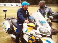 ஜிம்பாப்வே போலீசாரிடம் தனது வித்தையை காண்பித்த டோணி