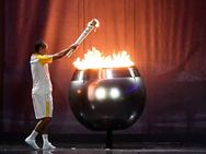 ரியோ ஒலிம்பிக்: தீபத்தை ஏற்றினார் பிரேசில் மாரத்தான் வீரர் வாண்டர்லீ டி லீமா