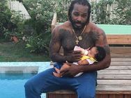 பவுலர்களின் 'பால்'களை விளாசும் கிறிஸ் கெயிலை புட்டியில் பாலூட்ட வைத்துவிட்டார்களே!